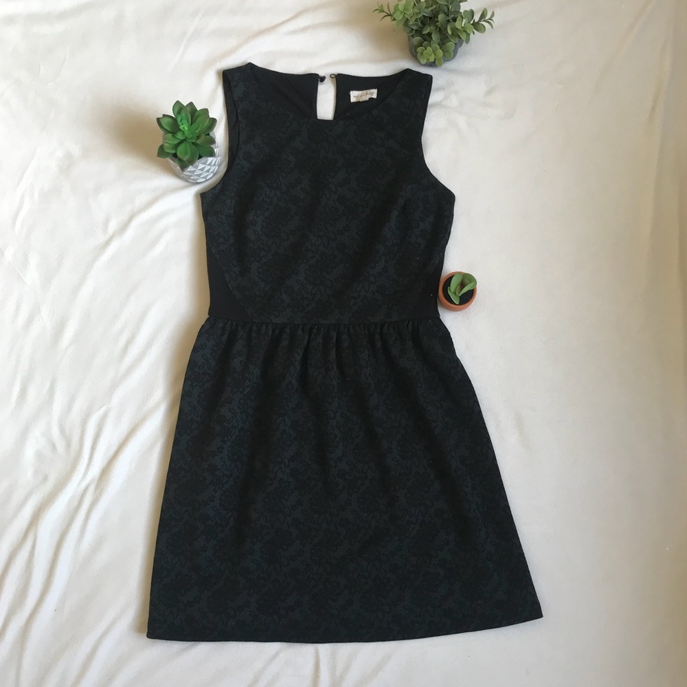 Cute flower dress! Size: S - Picture 2 of 4